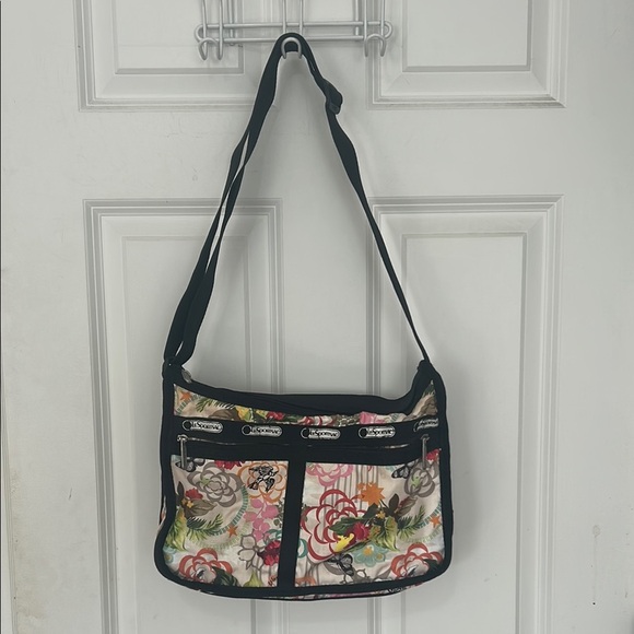 Lesportsac Floral Shoulder bag cream & black adjustable strap - Picture 1 of 10